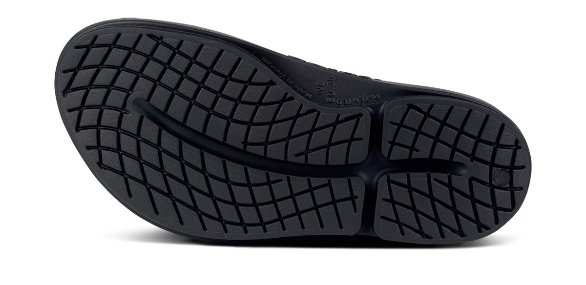 OOfos Women's OOmega OOahh Luxe Sandal - Latte