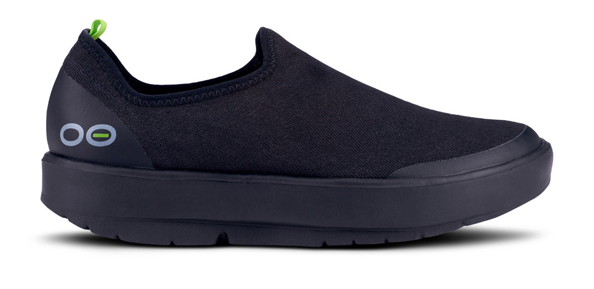 OOfos Women's OOmg EeZee Low Shoe - Black