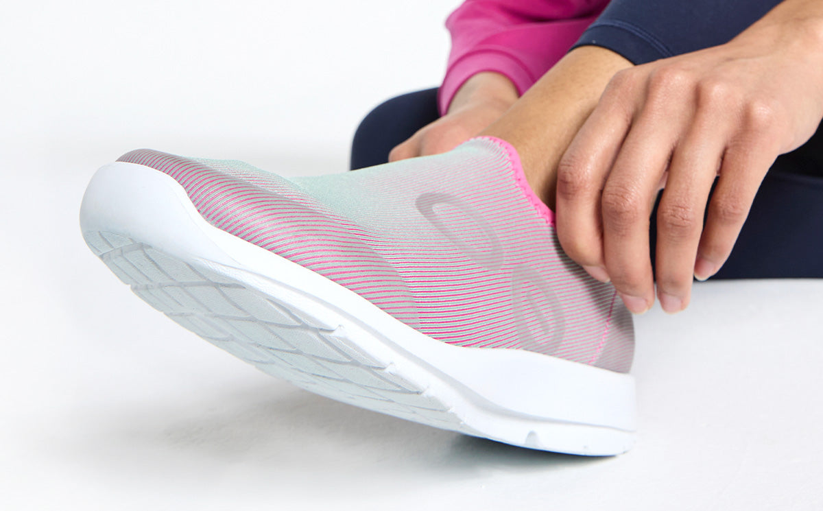 OOfos Women's OOmg Sport Low Shoe - Fuchsia