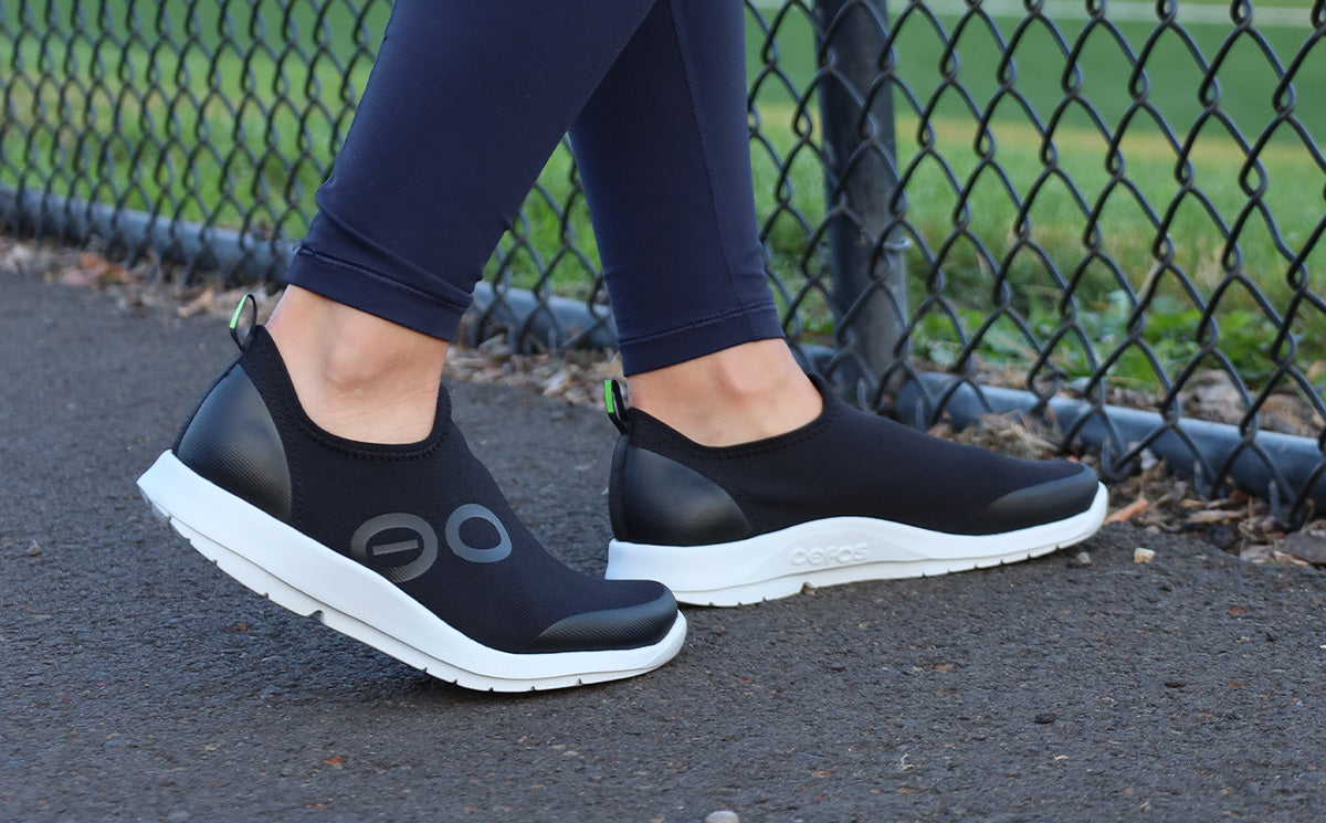 OOfos Women's OOmg Sport Low Shoe - White Black