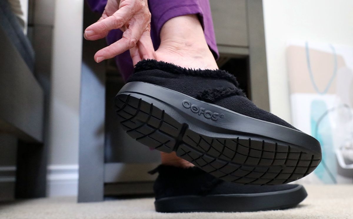 OOfos Women's OOcoozie Low Shoe - Black