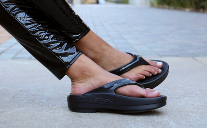 OOfos Women's OOmega OOlala Sandal - Black