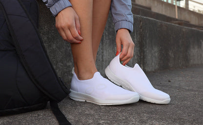 OOfos Women's OOmg Sport Low Shoe - White