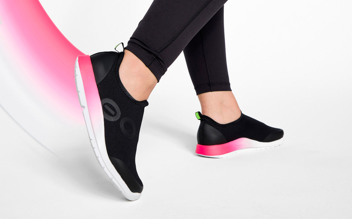 OOfos Women's OOmg Sport Low Shoe - Pink Fade
