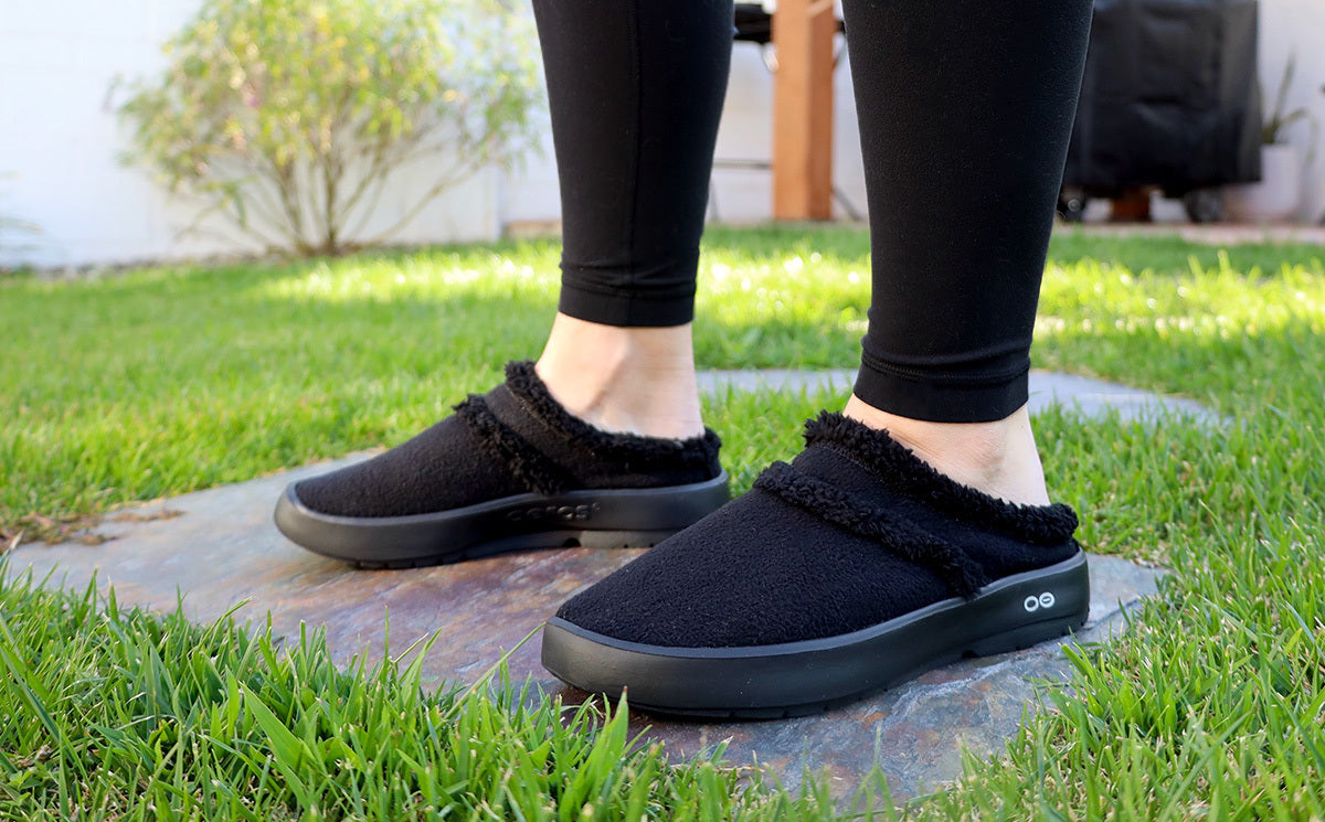 OOfos Women's OOcoozie Mule Shoe - Black